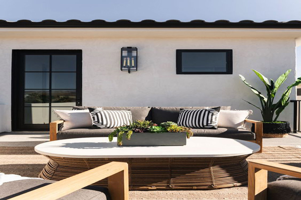 Outdoor-living-space-with-summer-classics