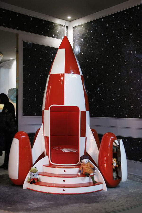 creative-outer-space-using-rocket-decoration