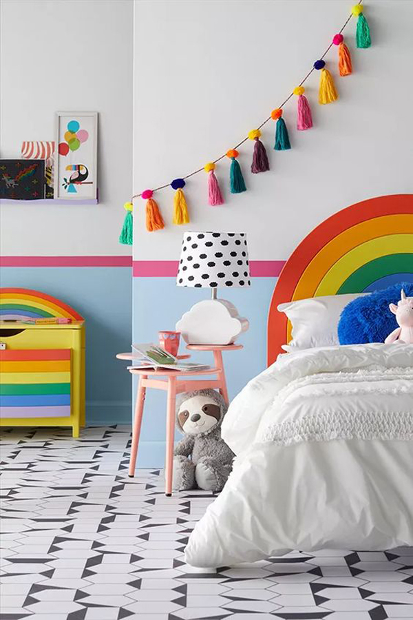 kids-room-with-rainbow-decoration