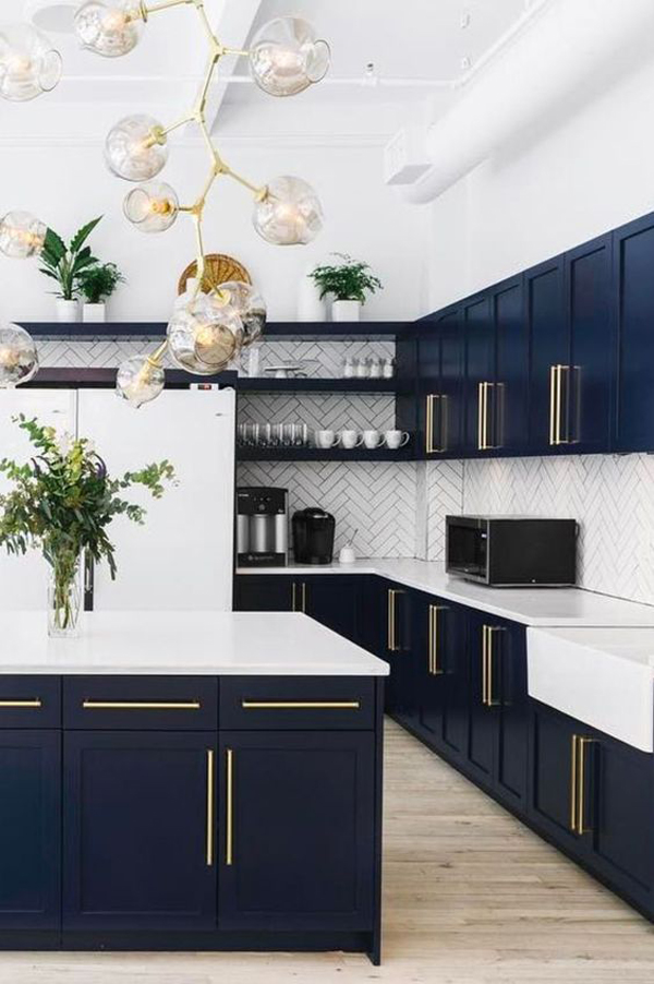 Beautiful-kitchen-decoration-with-dark-blue-theme
