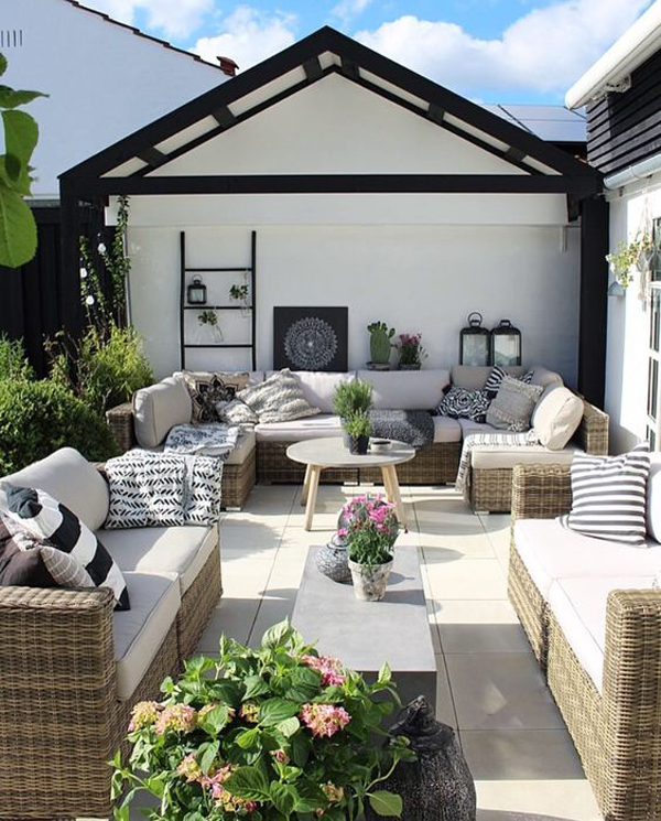 Patio-design-with-lots-of-seats