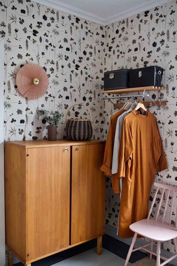 Wallpaper-bedroom-design-with-leaf-theme