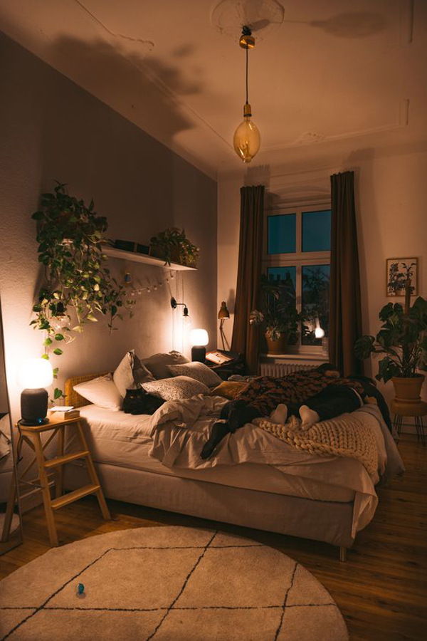 Cozy-bedroom-in-the-night-vibes