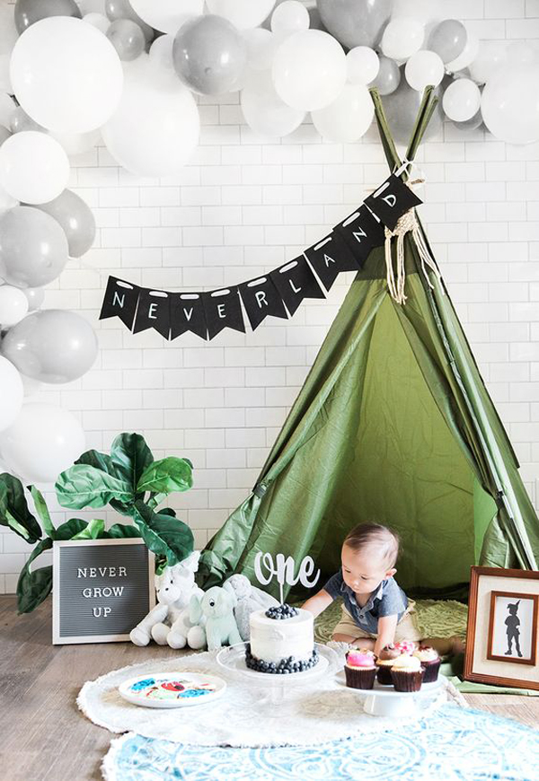 Modern-indoor-baby-birthday-party-with-Peter-Pan-theme