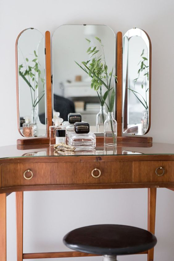 Modern-mirror-in-the-vanity-table
