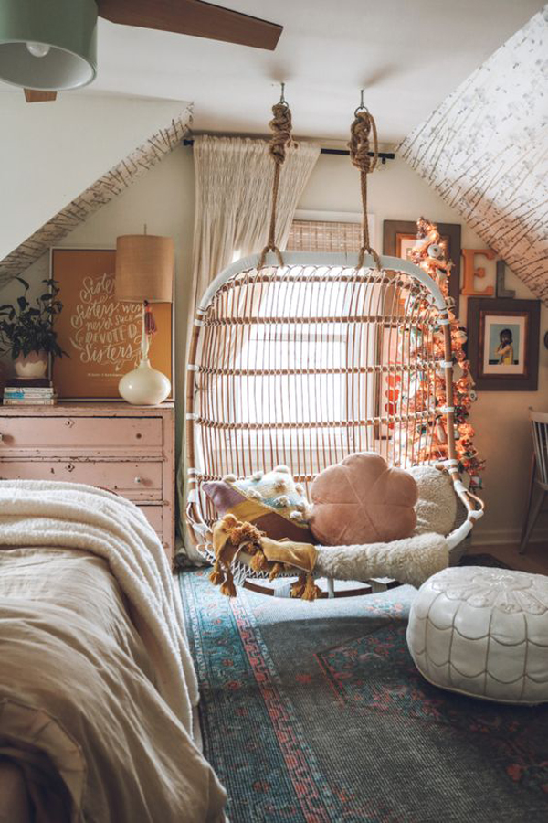Bedroom-decoration-with-rattan-swing