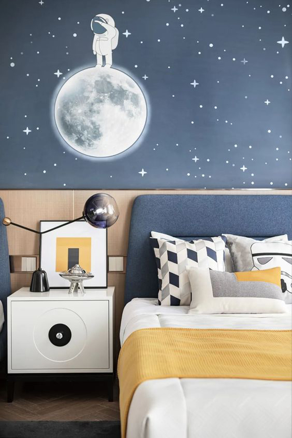 Bedroom-with-astronout-theme