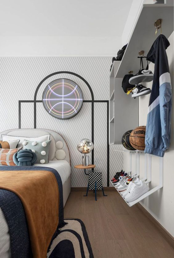 Bedroom-with-sports-decorations