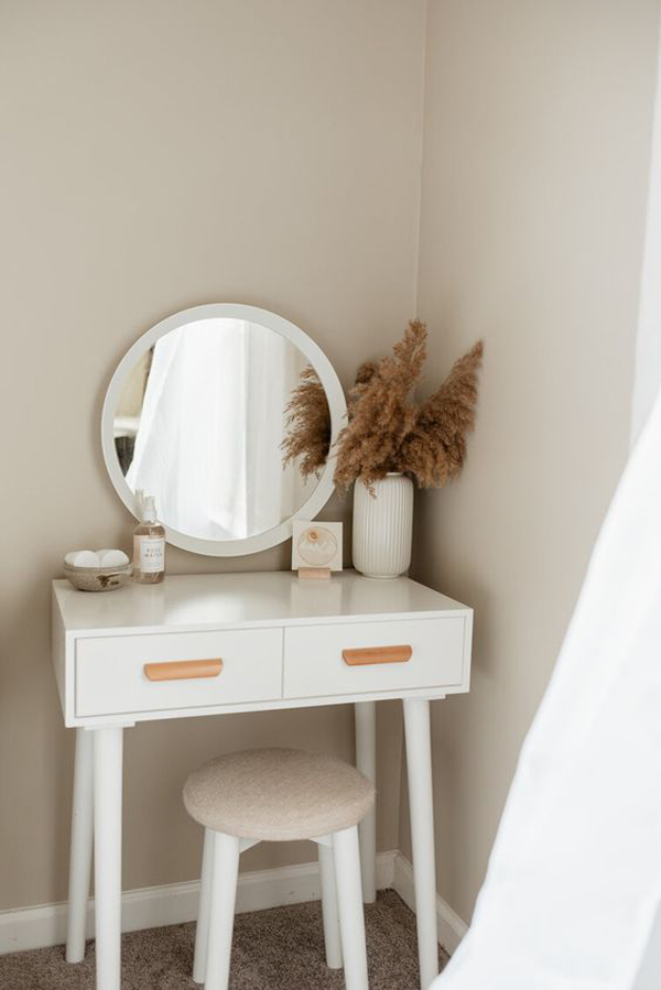 Dressing-table-with-small-size