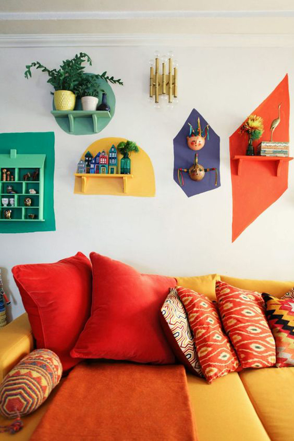 Colorful-living-room-theme-with-pretty-wall-decor