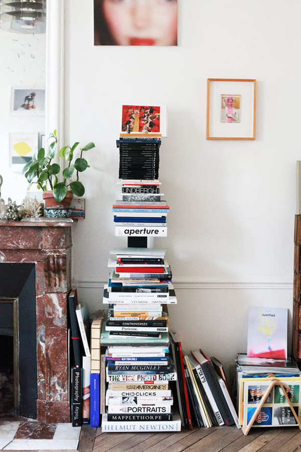 Vertical-bookshelf-in-the-floor