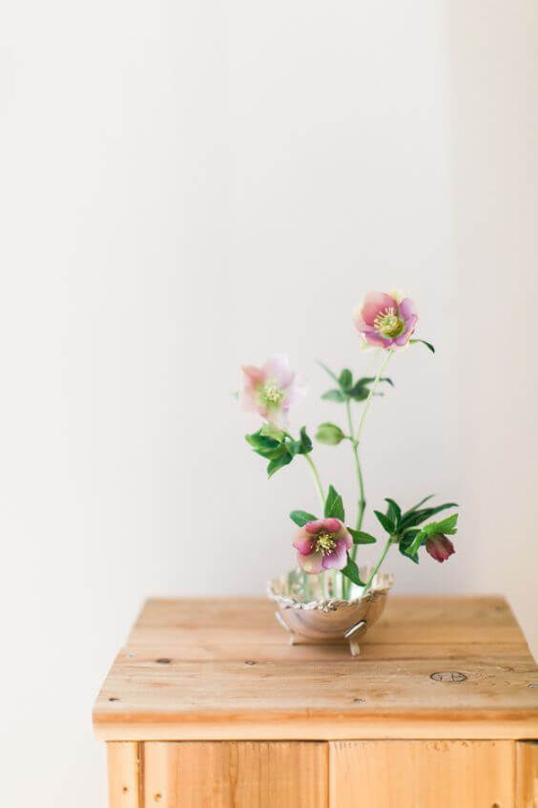 Simple-and-unique-minimalist-flower-decor