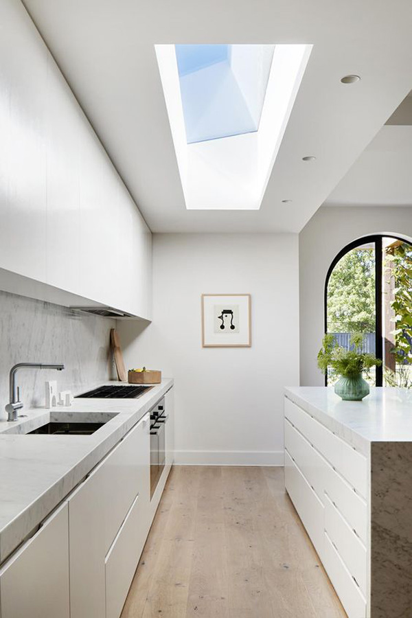 Smart-kitchen-with-skylight-design