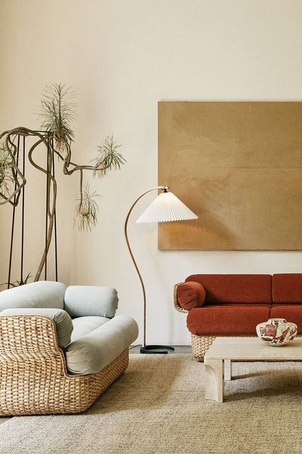 Beautiful-living-room-with-simple-stand-lamp