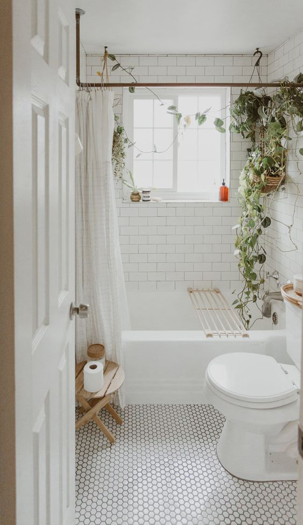 Guest-bathroom-with-Bohemian-decoration